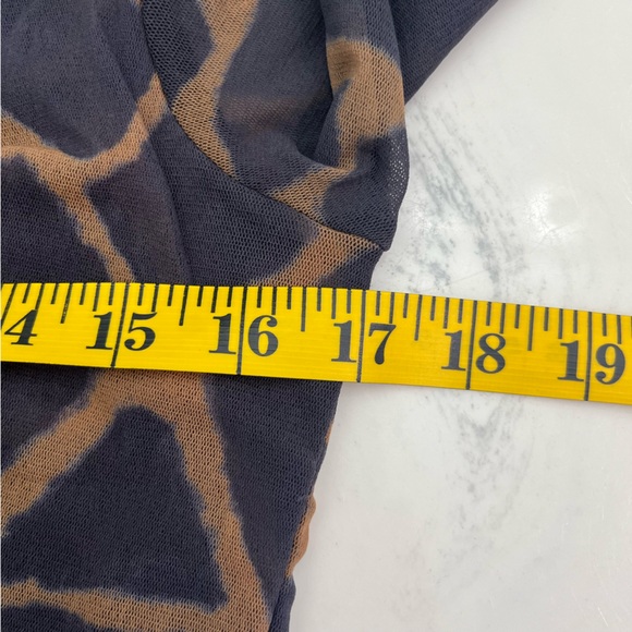 Weston Wear Womens Medium Black & Brown Giraffe Print V-Neck Shirt Blouse Top - Picture 7 of 12